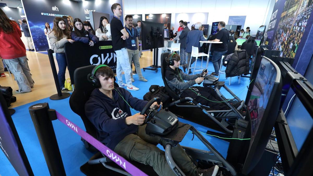 Dos jóvenes compiten en The Wave.