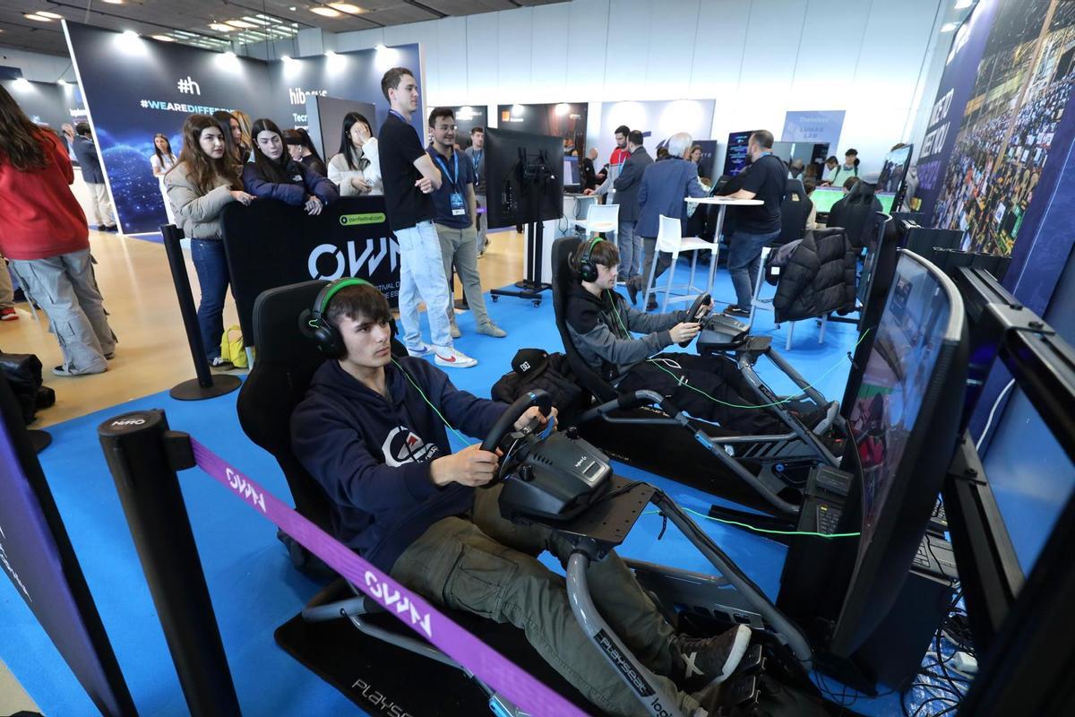 Dos jóvenes compiten en The Wave.