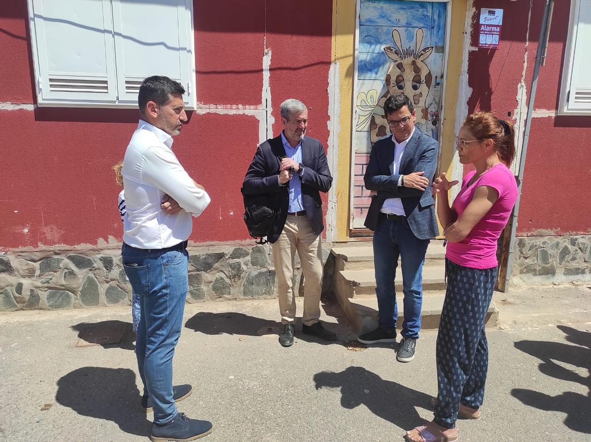 Pino, vecina de El Matorral, hablando con el presidente del Gobierno de Canarias, Fernando Clavijo; el concejal de Urbanismo de San Bartolomé de Tirajana, Alejandro Marichal y el Director Insular de Presidencia en el Cabildo de Gran Canaria, Pablo Rodríguez en el año 2022.