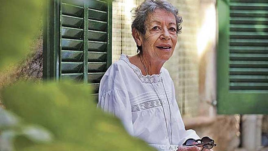 La escritora mallorquina Maria AntÃ²nia Oliver, en su casa de Biniali.