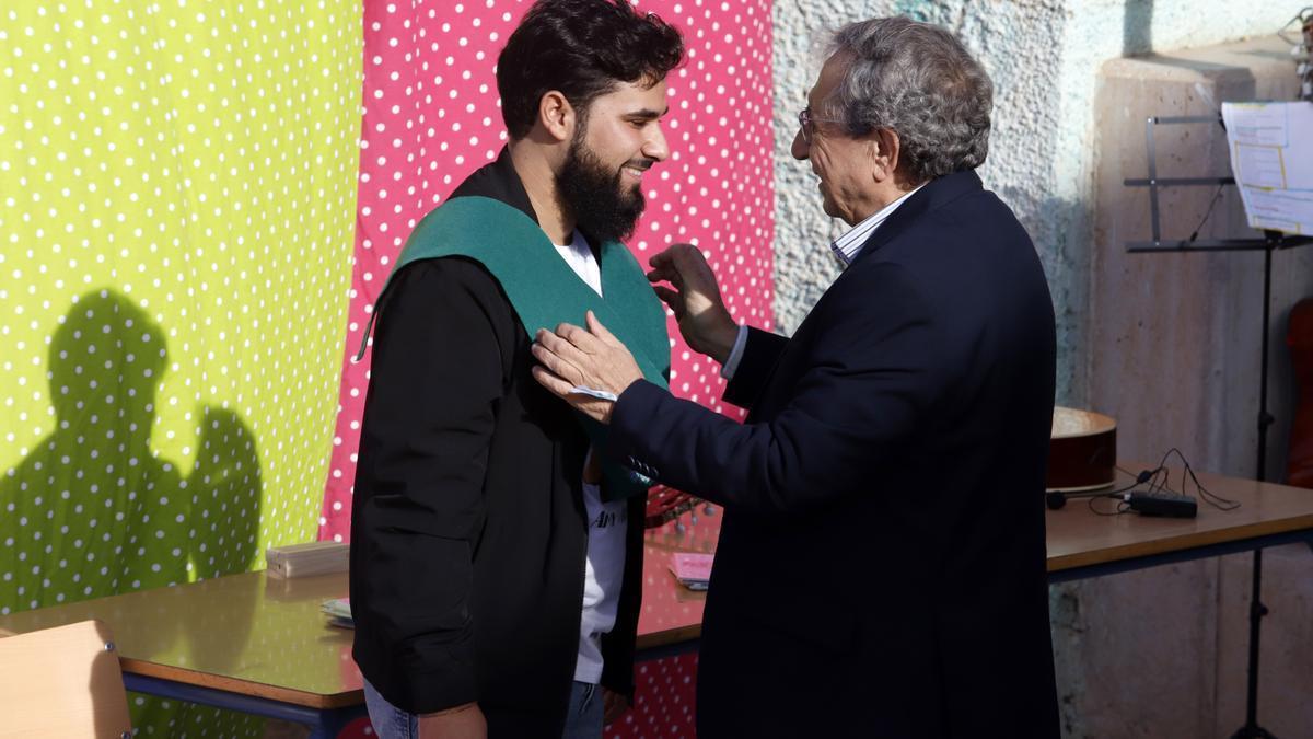 El rector de la Universidad de Málaga junto a José Francisco Heredia, el primer graduado de la barriada de los Asperones.