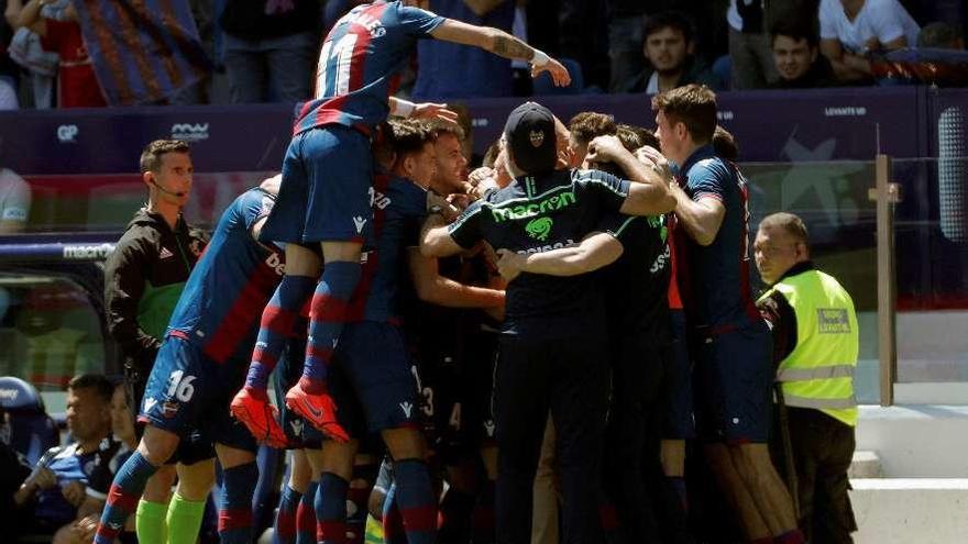 Los jugadores del Levante festejan el cuarto gol. // Efe