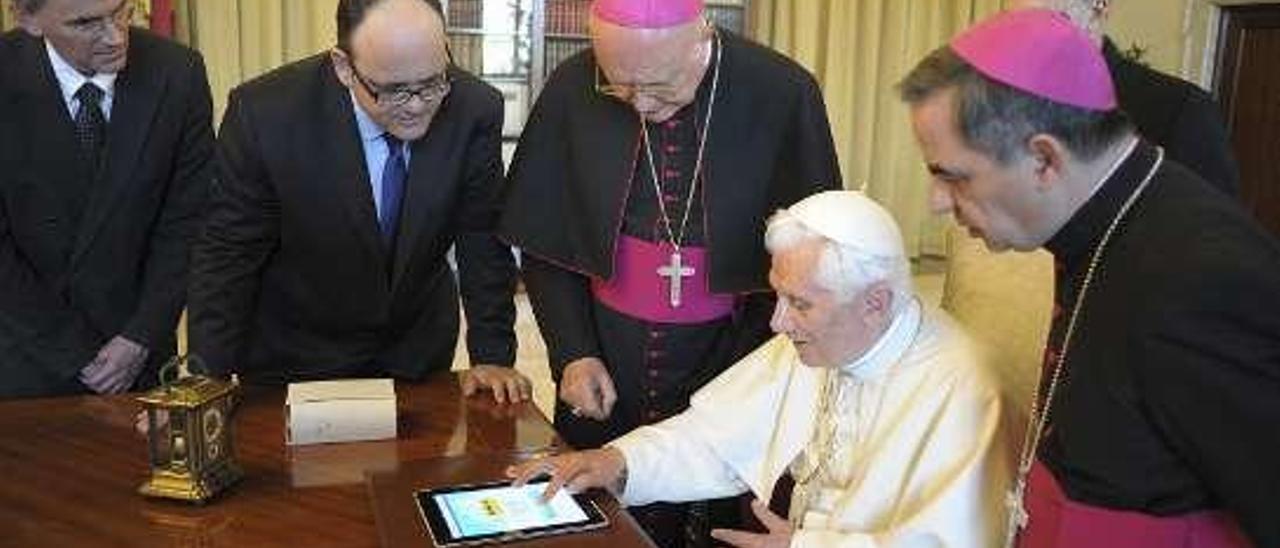 Entrala (segundo por la izquierda), con Benedicto XVI en 2011. // Efe