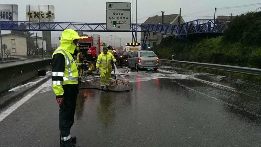 Bomberos, guardias civiles y personal de mantenimiento en el lugar del accidente en la autovía A-55. // FdV