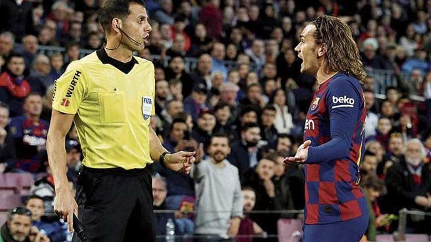 Griezmann pide explicaciones al colegiado durante el Ãºltimo partido del Barcelona ante la Real Sociedad.