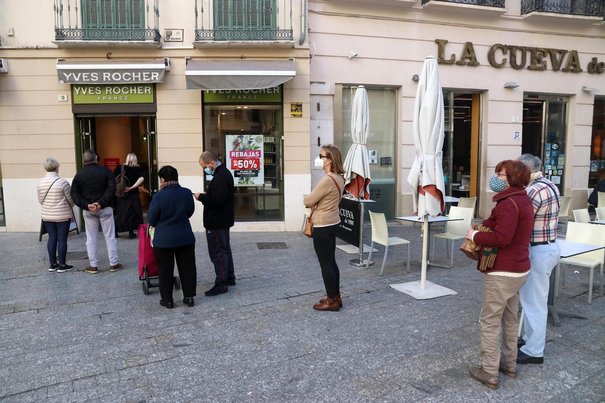 Colas en los comercios de Málaga el día antes del cierre de la actividad