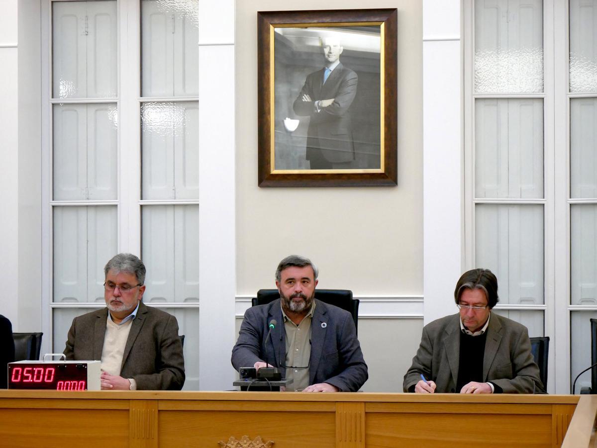 Un momento de la sesión plenaria de esta mañana en Crevillent con el alcalde y el primer teniente