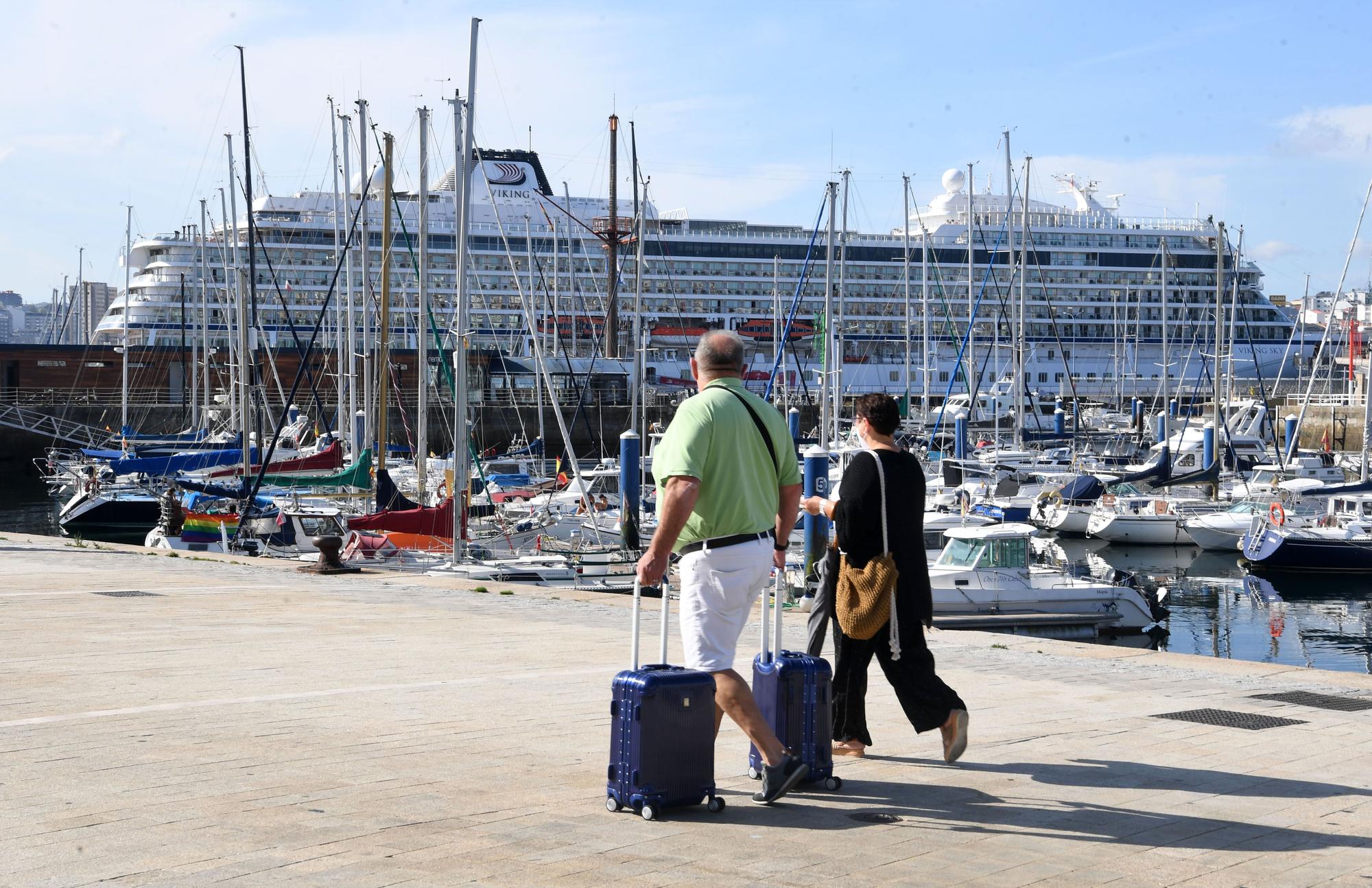 Llegada a A Coruña de los primeros cruceristas tras la pandemia