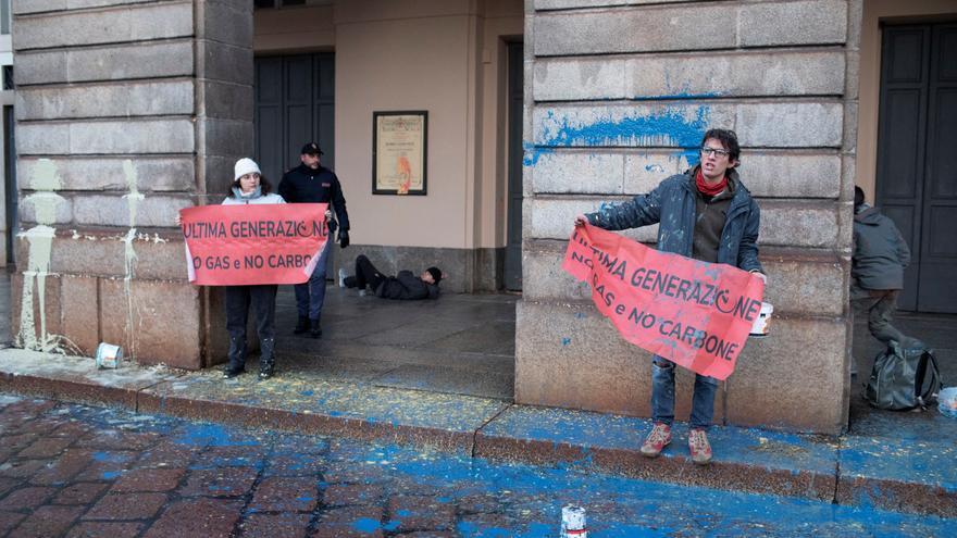 Detenidos cinco activistas climáticos por arrojar pintura contra la fachada de La Scala de Milán