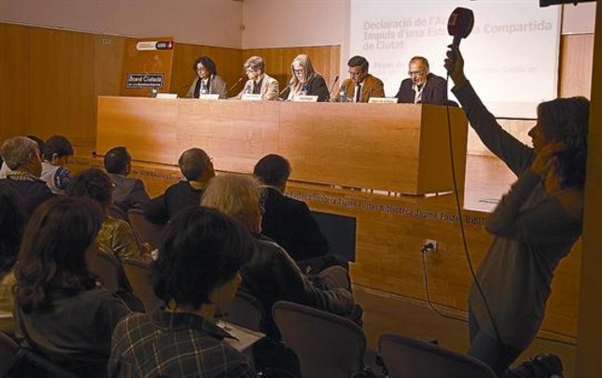 Un moment de l’acte protagonitzat per l’ajuntament i les entitats, ahir, a la biblioteca Jaume Fuster.