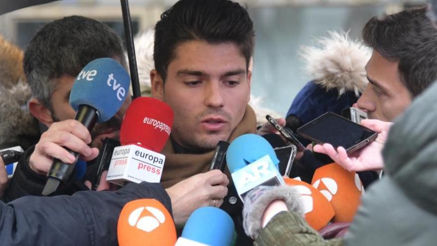 Raúl Calvo, atendiendo a los medios de comunicación.