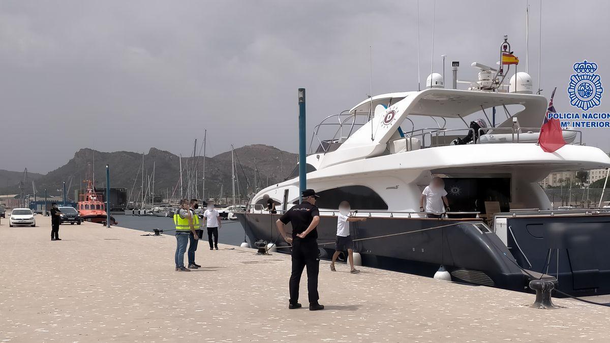 El barco, precintado.