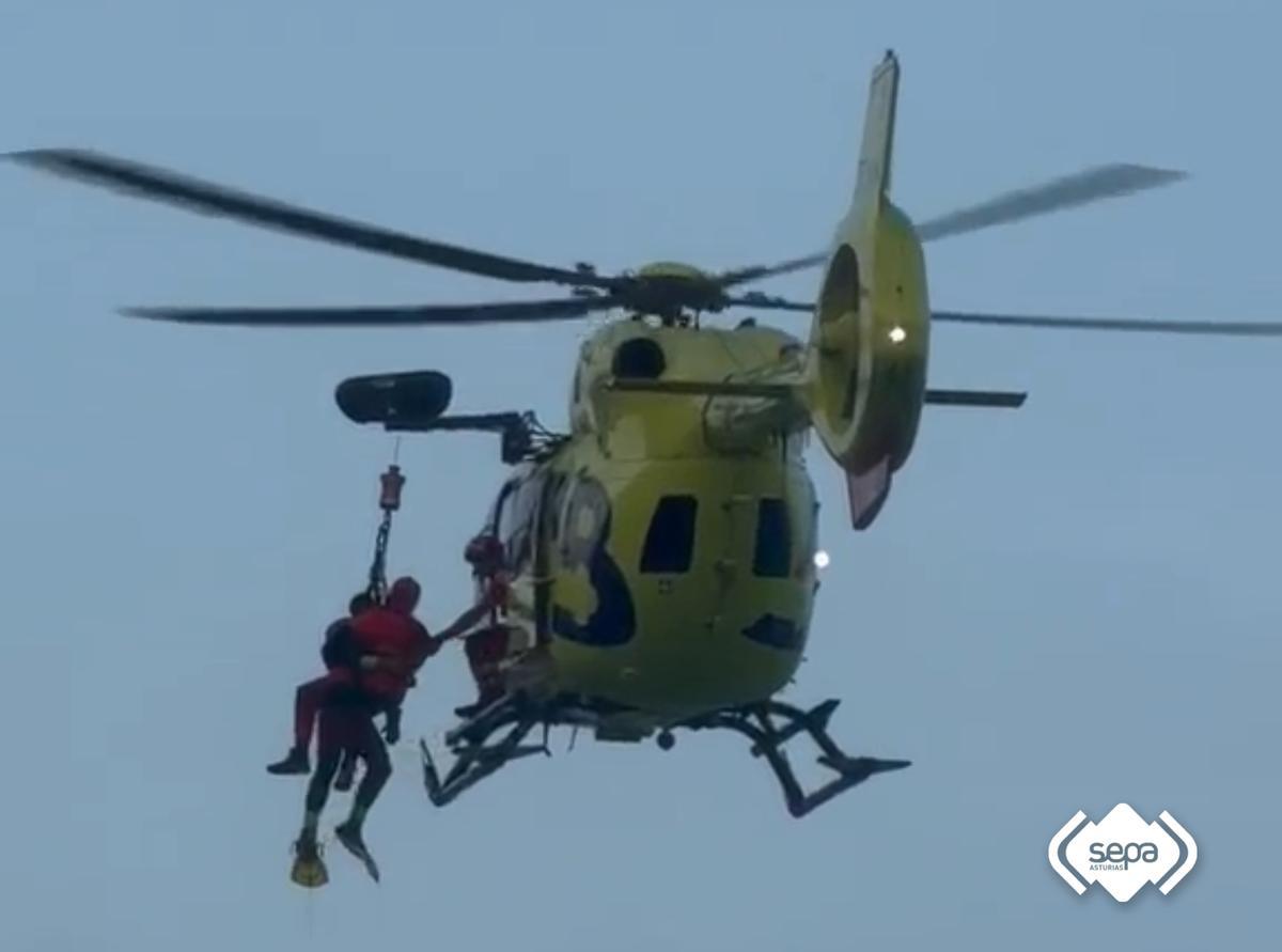 El rescate de una de las personas en apuros en Ribadedeva.