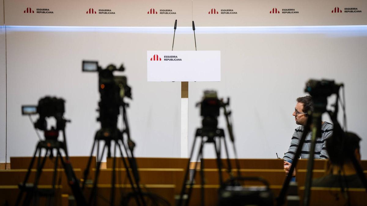 Imagen de la sala de prensa de ERC con el atril vacío.