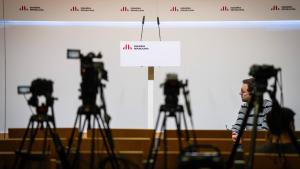 Imagen de la sala de prensa de ERC con el atril vacío.