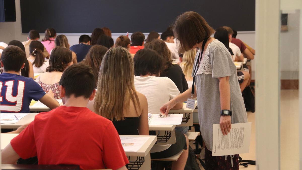 Una membre del tribunal de les PAU de Girona comprova les dades d&#039;un estudiant