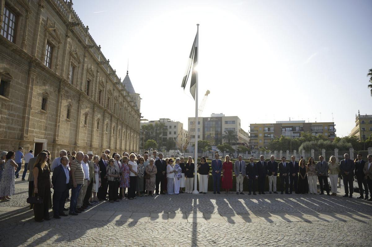 Izado de la bandera de Ceuta en el Parlamento andaluz ayer miércoles. | JOAQUÍN CORCHERO / EUROPA PRESS