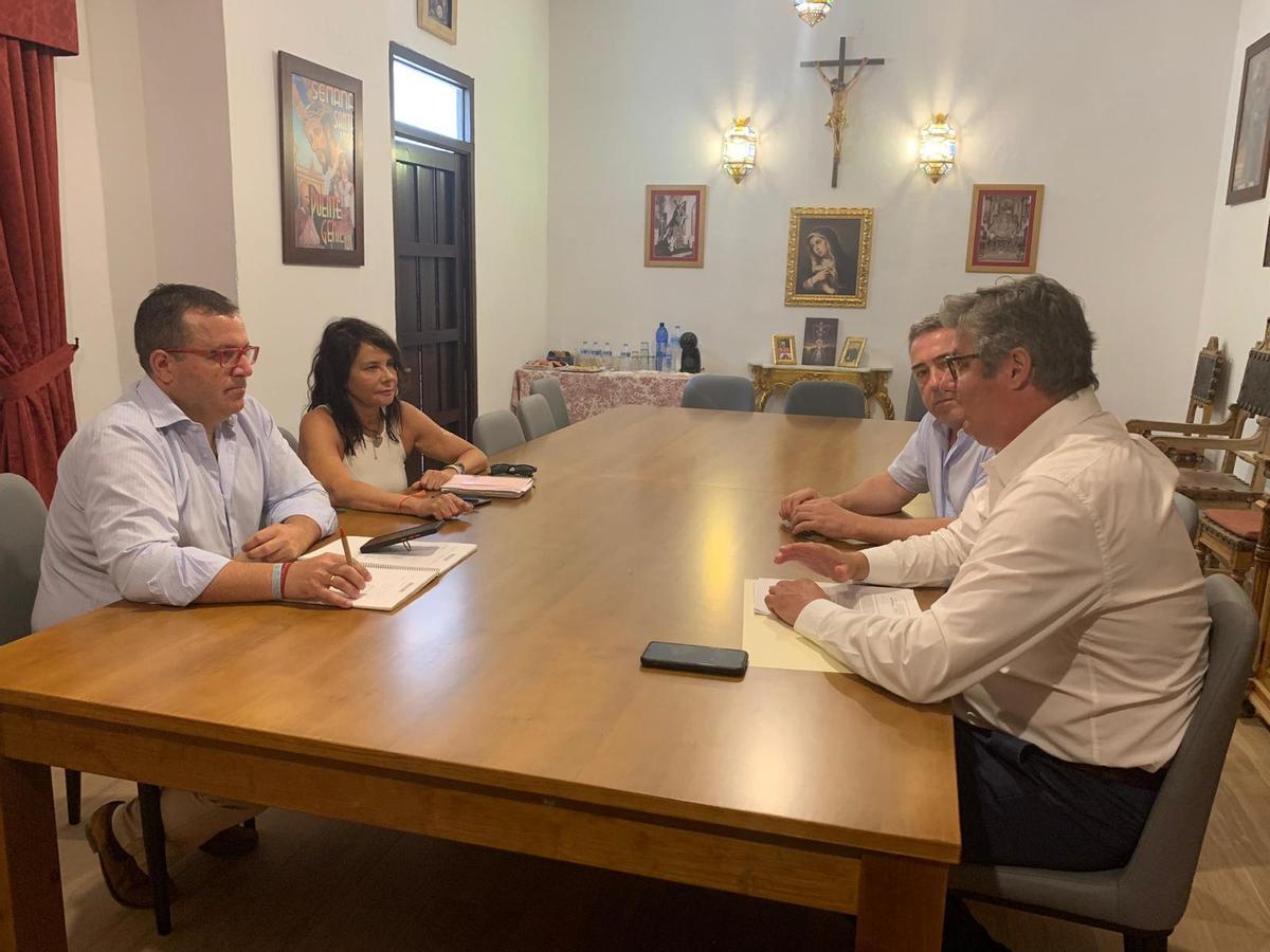 Reunión entre miembros de la Agrupación de Cofradías de Puente Genil y el Ayuntamiento.