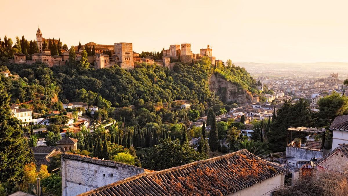 La ciudad se extiende como un vestigio viviente de su historia nazarí, judía y cristiana.