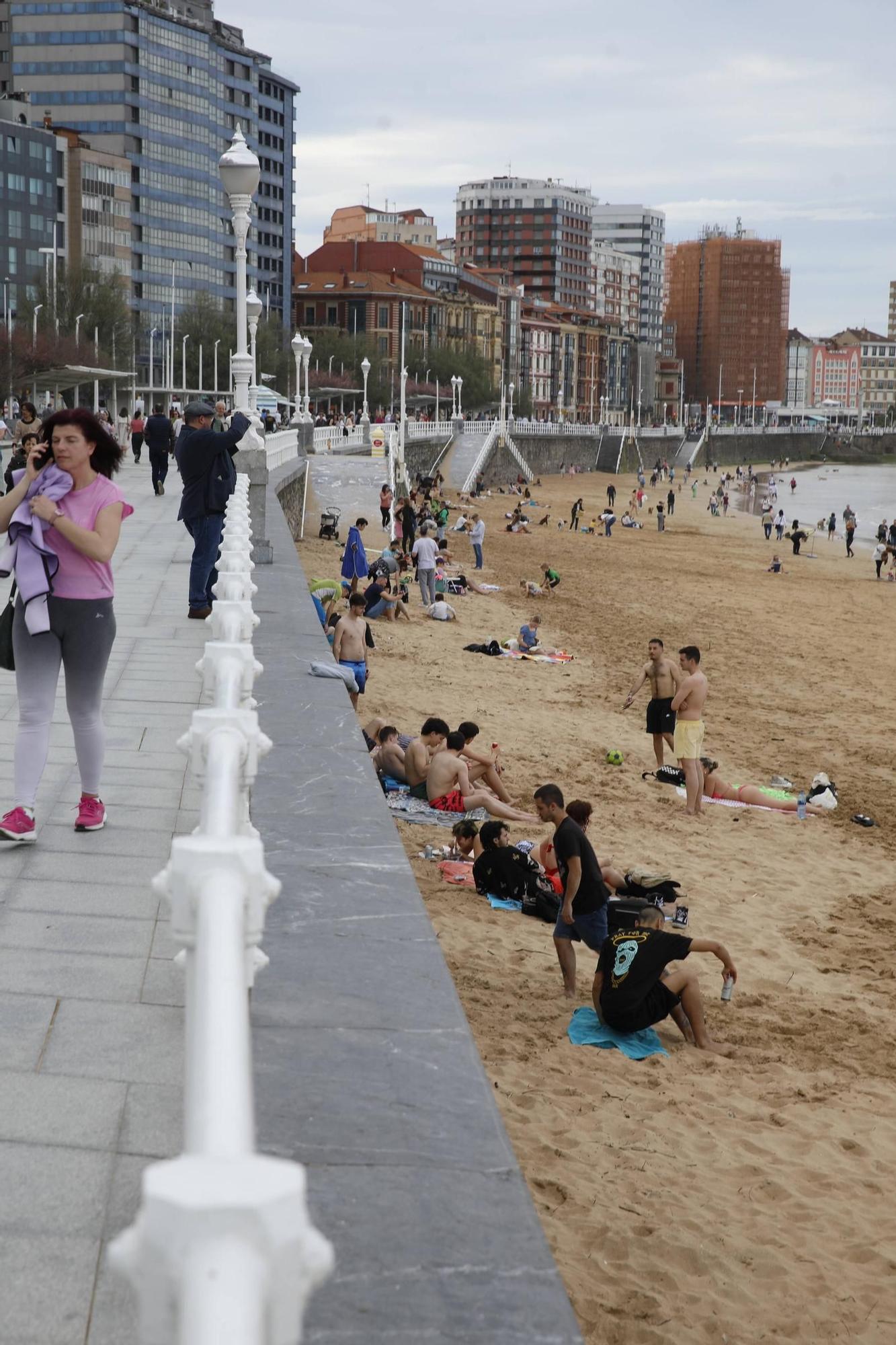 Gijón disfruta del calor primaveral (en imágenes)