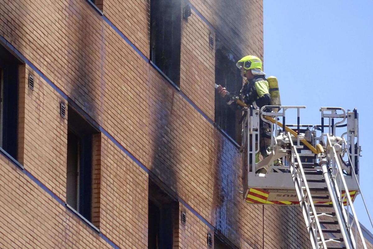 Este miércoles, 27 de mayo, cuando ya se daba por controlado y "prácticamente extinguido", el incendio del Hotel Ibis se ha reactivado por tercera vez en tres días