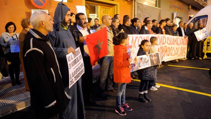 Concentración frente a la mezquita.