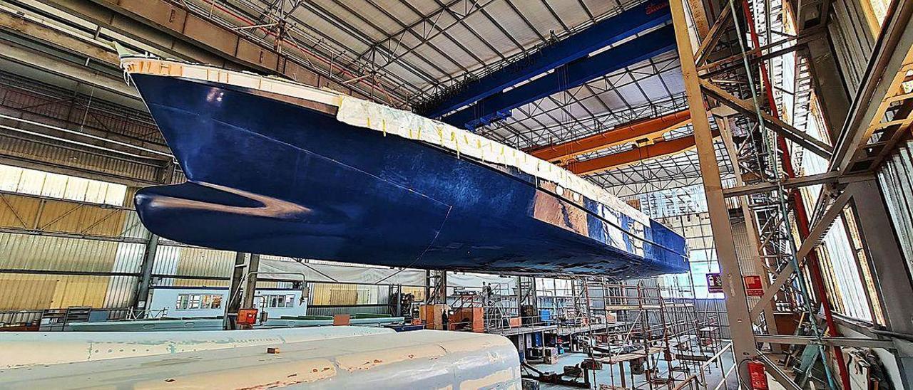 Proceso de desmoldeado de la nueva Rodman 130 para la Consellería do Mar en el astillerio de Meira.