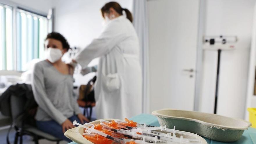 Preocupación en Andalucía por los no vacunados entre 25 y 40 años y por la Delta Plus en la Costa del Sol  y Gibraltar
