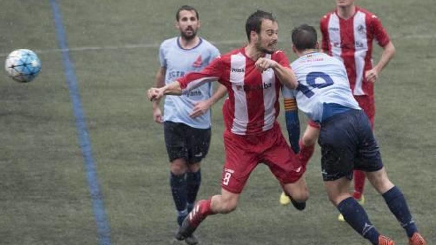 El local Torner pugna per la pilota amb el capità vigatà