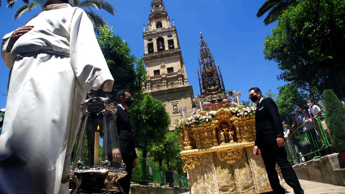 El Patio de los Naranjos acoge la procesión del Corpus Christi