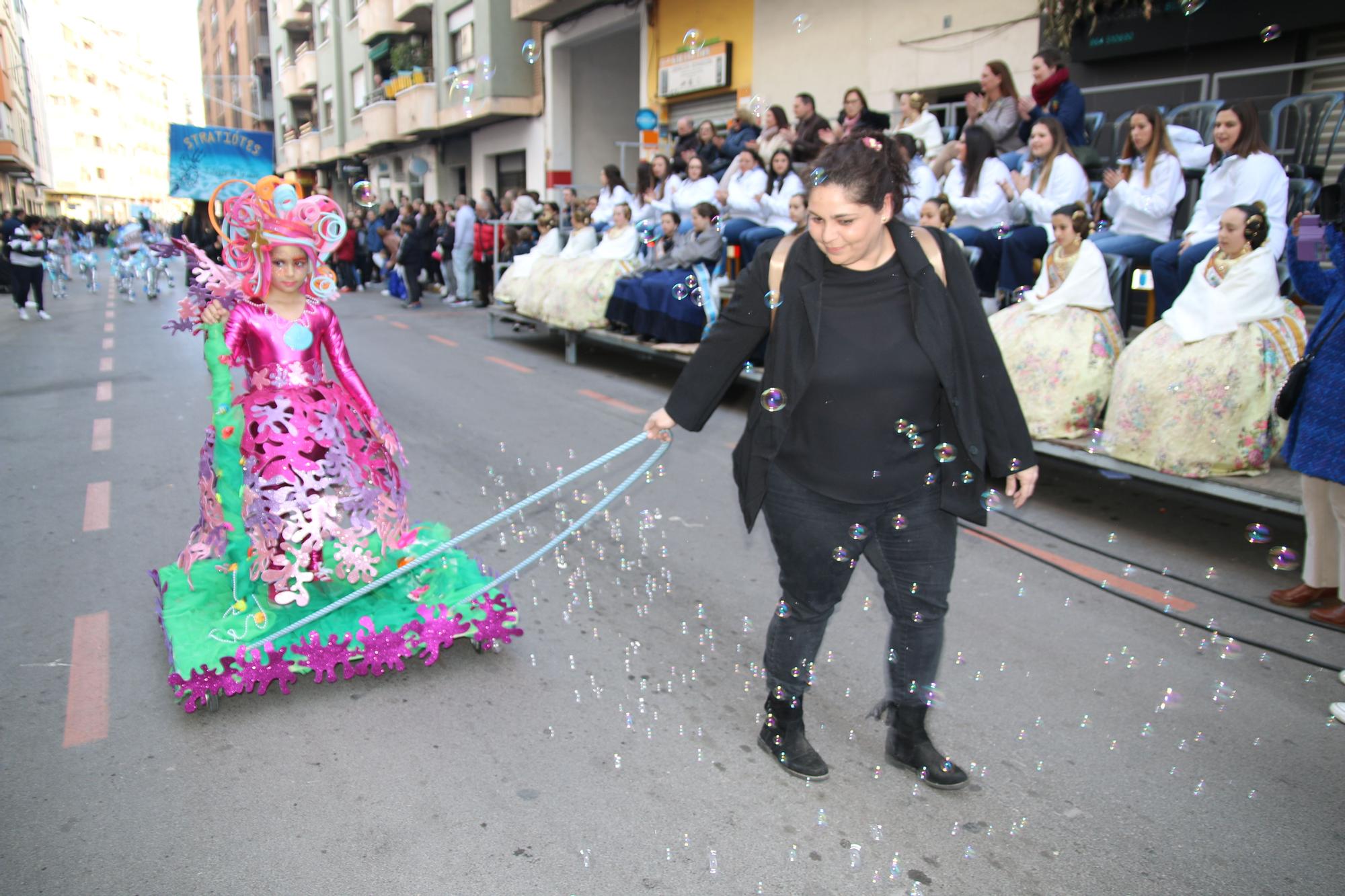 Búscate en las fotos del premio al Barri València en la cabalgata del Ninot infantil de Burriana