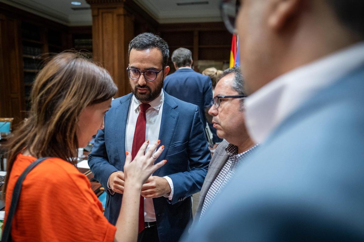 La socialista Nira Fierro conversa con Raúl Acosta (c) y Gustavo Santana (d).