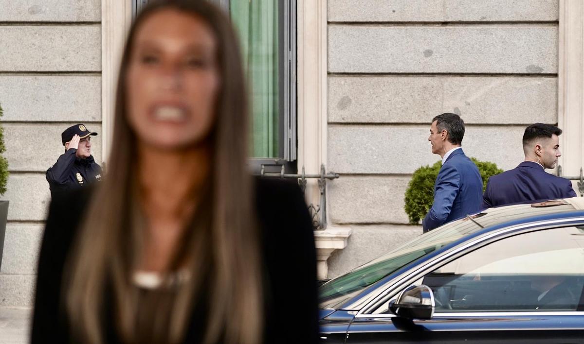 En primer pla, Míriam Nogueras, amb el president del Govern, Pedro Sánchez, al fons