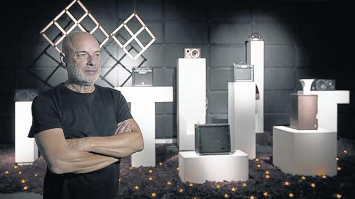 Brian Eno, junto a su instalación 'The ship', en la Fundació Tàpies durante la presentación de la muestra.