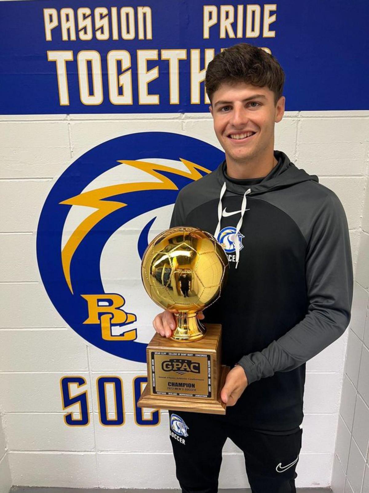 Luis celebra un gol con su equipo. | LNE / AGENCIA