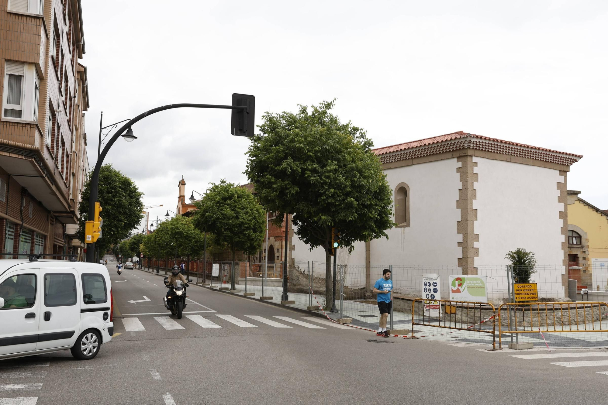 Así ha quedado la urbanización del entorno de la capilla de San Esteban del Mar de Gijón (en imágenes)