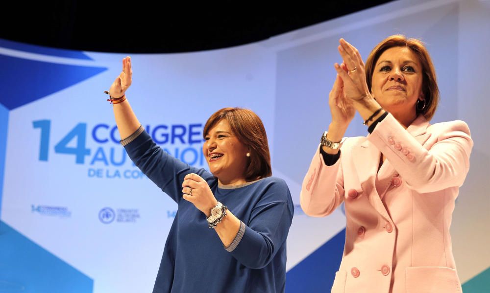 María Dolores de Cospedal e Isabel Bonig en un congreso regional del PP de 2017.