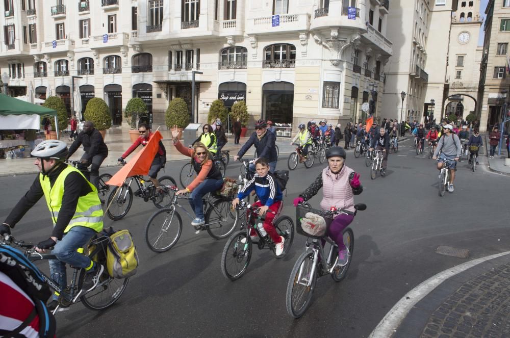 200 ciclistas exigen frente al Ayuntamiento una vía verde en La Cantera.