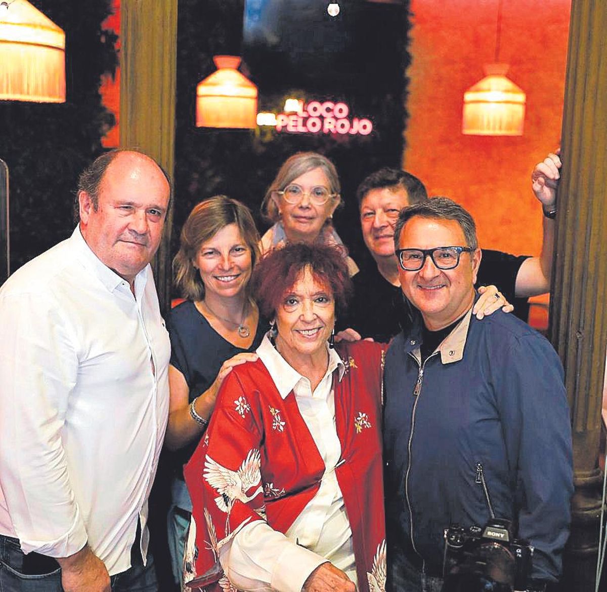 La autora barcelonesa, con el equipo de "Imprescindibles".