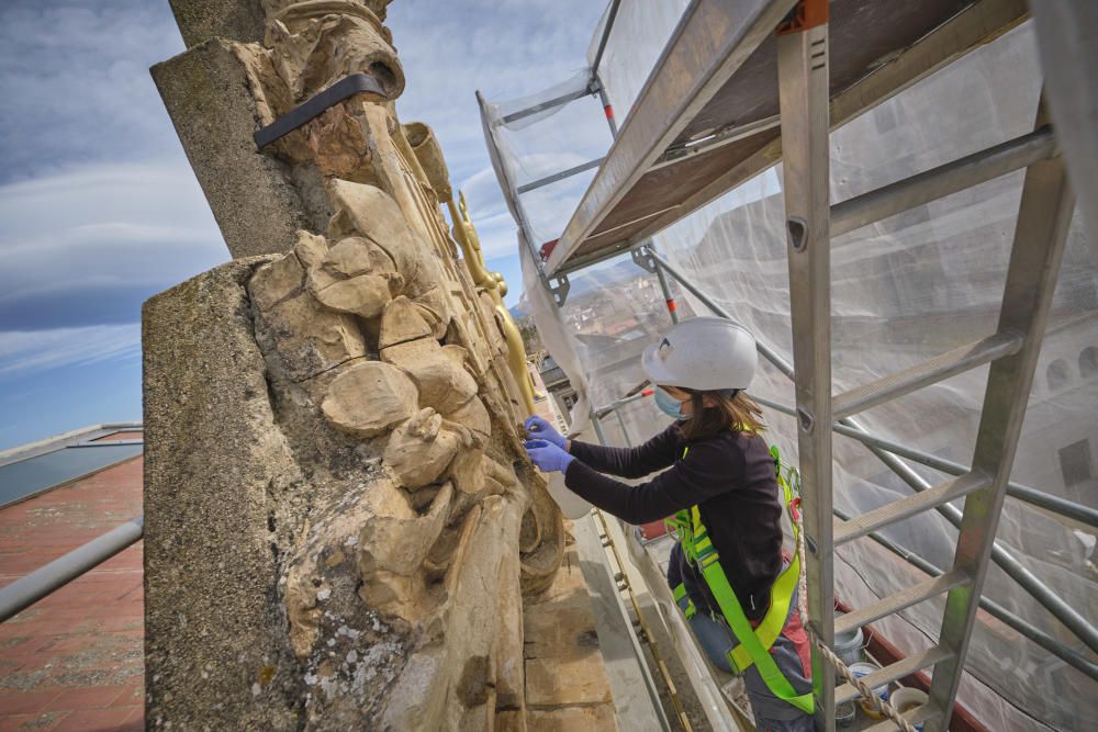 Restauració de l''escut de la façana del Teatre-Mus