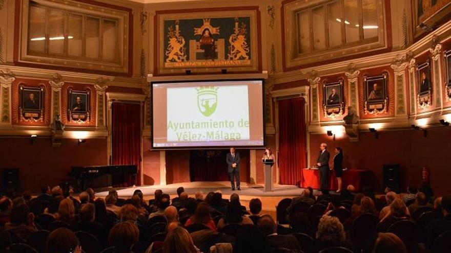 El alcalde de Vélez Málaga, Antonio Moreno Ferrer, recoge el premio Ciudadanos en el Ateneo de Madrid.