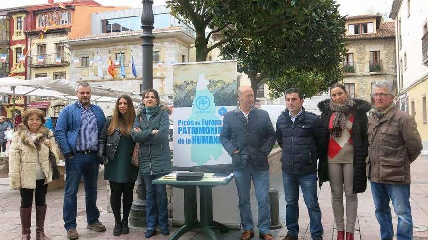 María Teresa López, Luis Reigada, Cristina Martínez, Susana Otero, Luis Venta, Juan Manuel Blanco, Marifé Gómez y Armando Basilio, ayer, en Ribadesella con la mesa de firmas.