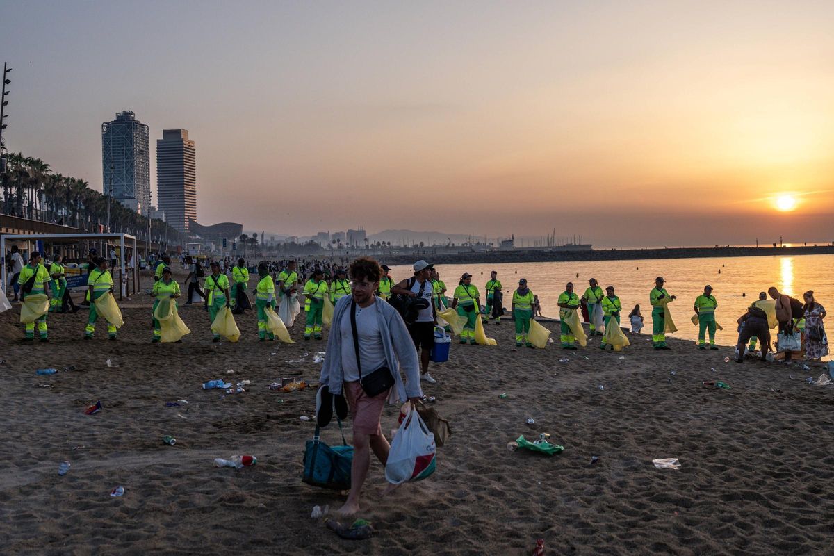 Limpieza de las playas de Barcelona tras la verbena de Sant Joan 2025