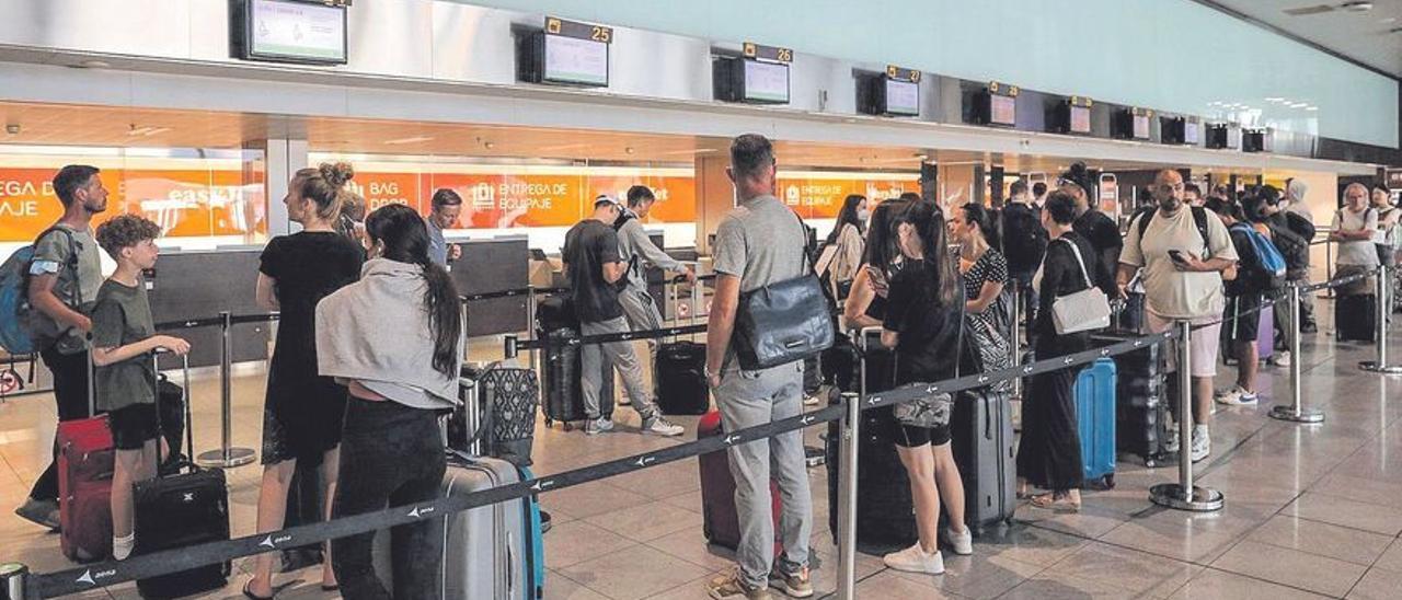 Viajeros en los mostradores de EasyJet en el Prat.