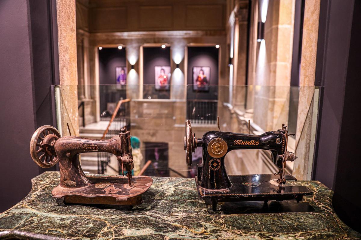 La tienda también alberga 'tesoros' antiguos, como máquinas de coser, radios, planchas o motos. La tienda también alberga 'tesoros' antiguos, como máquinas de coser, radios, planchas o motos.