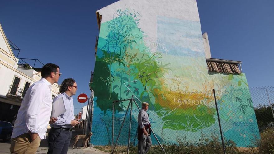 Cuatro murales en fachadas convierten al Distrito Sur en un museo de arte urbano