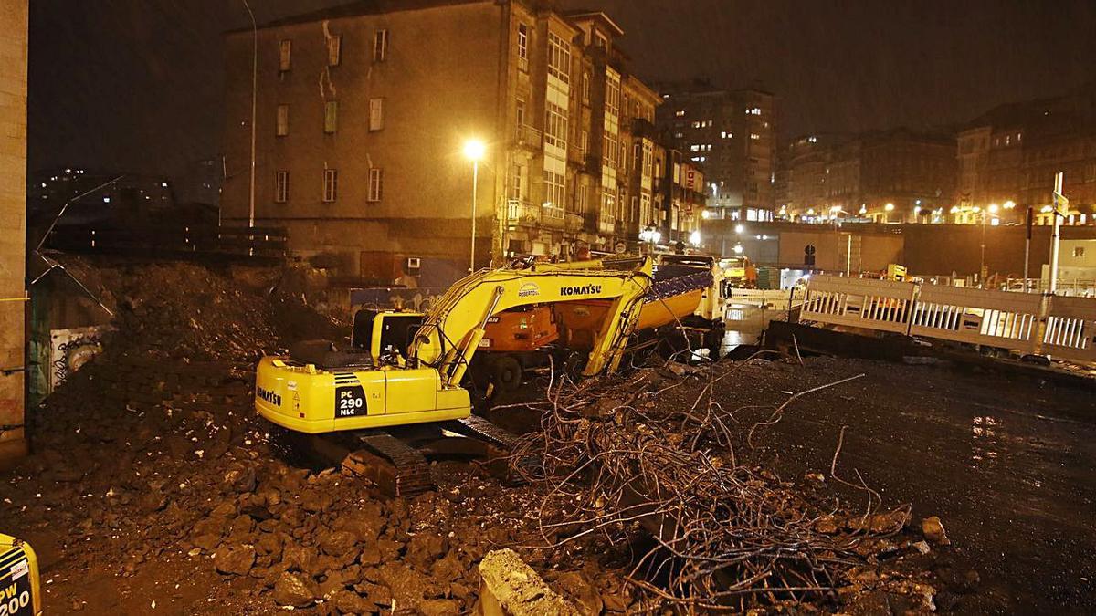 Vista de los escombros en Alfonso XIII donde estaba el último vestigio del “scalextric”.   | // RICARDO GROBAS