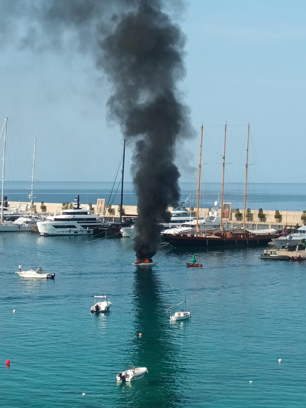 Un incendio destruye una barca en Port Adriano