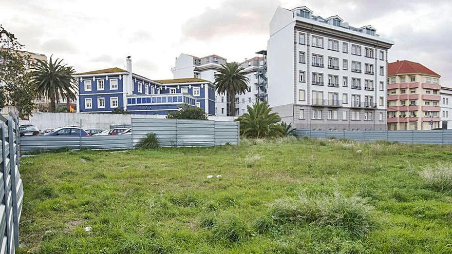 Medio centenar de pisos más junto a otro bloque residencial. El otro inmueble que Lipromo prevé construir en la zona de A Maestranza se ubica en un solar de 6.848 metros cuadrados de edificabilidad, el segundo que adquirió a finales de 2019 a Defensa tras las dos subastas sin ofertas. Tendrá cinco alturas más planta baja, con 56 pisos, 69 garajes y sótanos de tres plantas para los estacionamientos. El bloque estará pegado a otro de tipo residencial en el que viven algunas familias de militares y muy próximo a otro edificio de uso militar en forma de U. En esta parcela de 1.353 metros cuadrados se mantiene la edificabilidad que recoge el plan especial de A Maestranza. La única finca de Defensa que tiene en la zona está pegada a la Hípica y tiene 10.259 metros cuadrados de edificabilidad. | CASTELEIRO/ROLLER AGENCIA / LA OPINIÓN