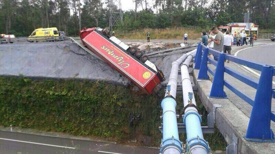 Un camión de la orquesta Olympus, colgado en la autovía